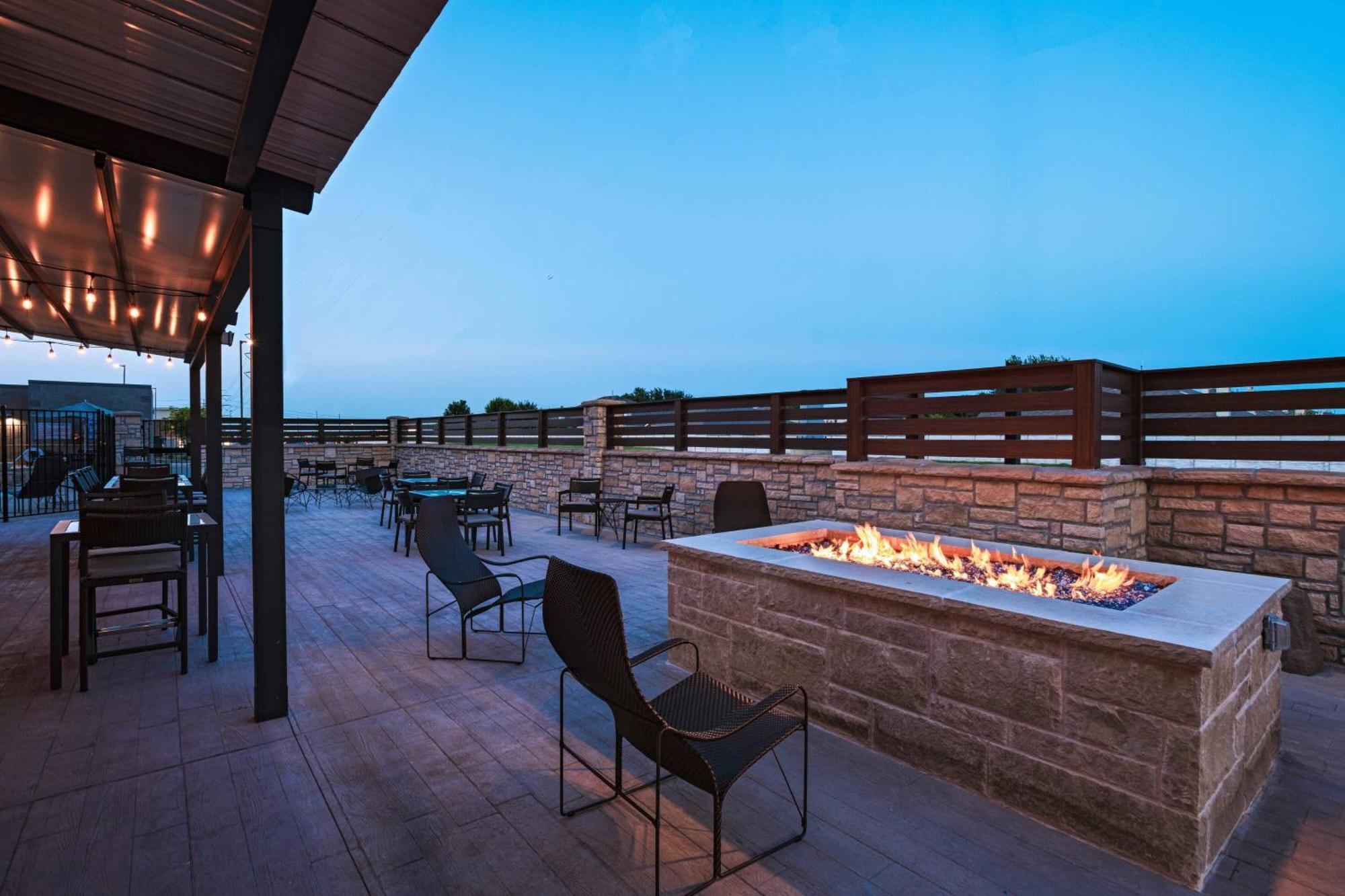 Courtyard Dallas Гранд Прери Екстериор снимка